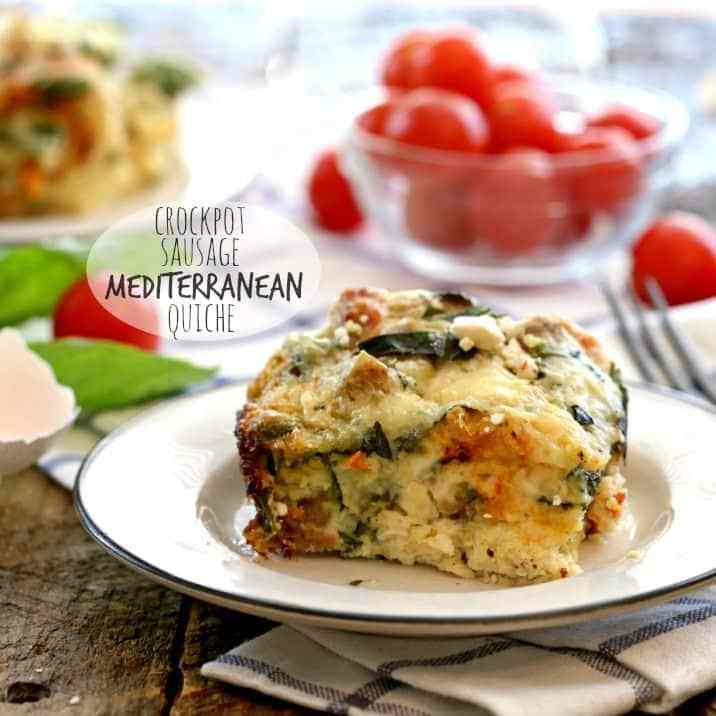 Crockpot Healthy Sausage Mediterranean Quiche, una colazione o un brunch facile e delizioso! Il | Cookie novizio