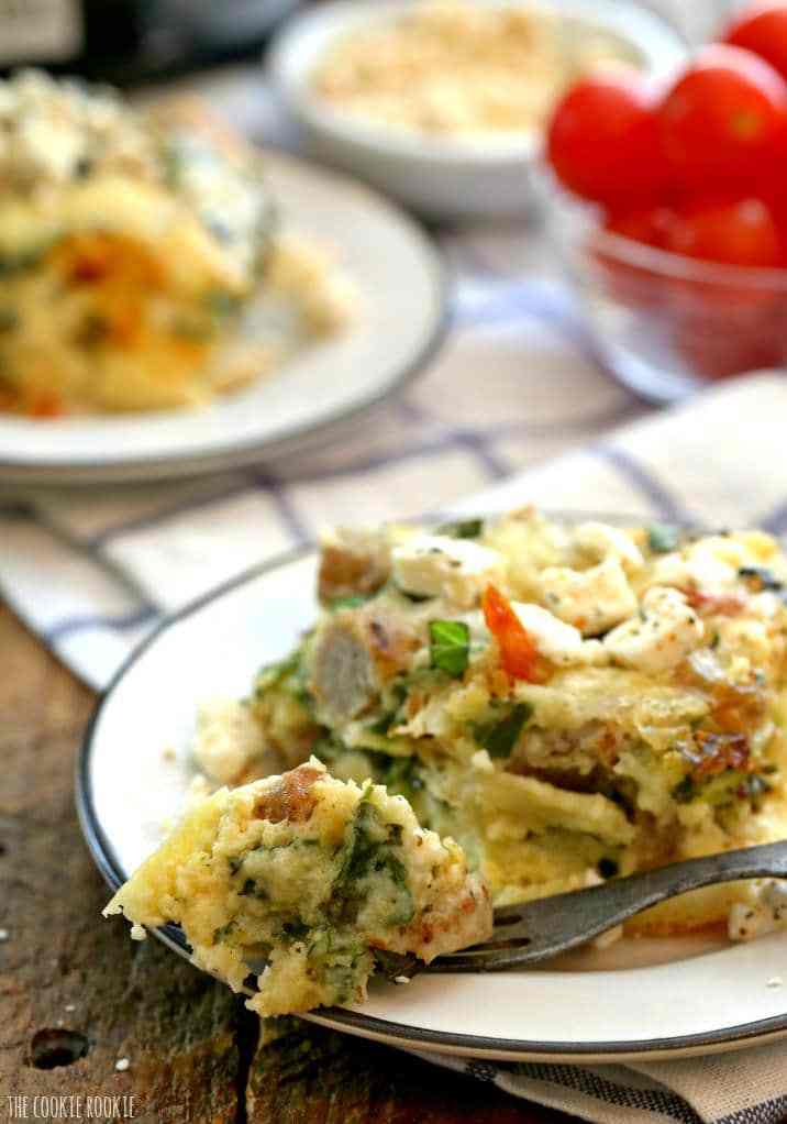 Crockpot Healthy Sausage Mediterranean Quiche, una colazione o un brunch facile e delizioso! Il | Cookie novizio