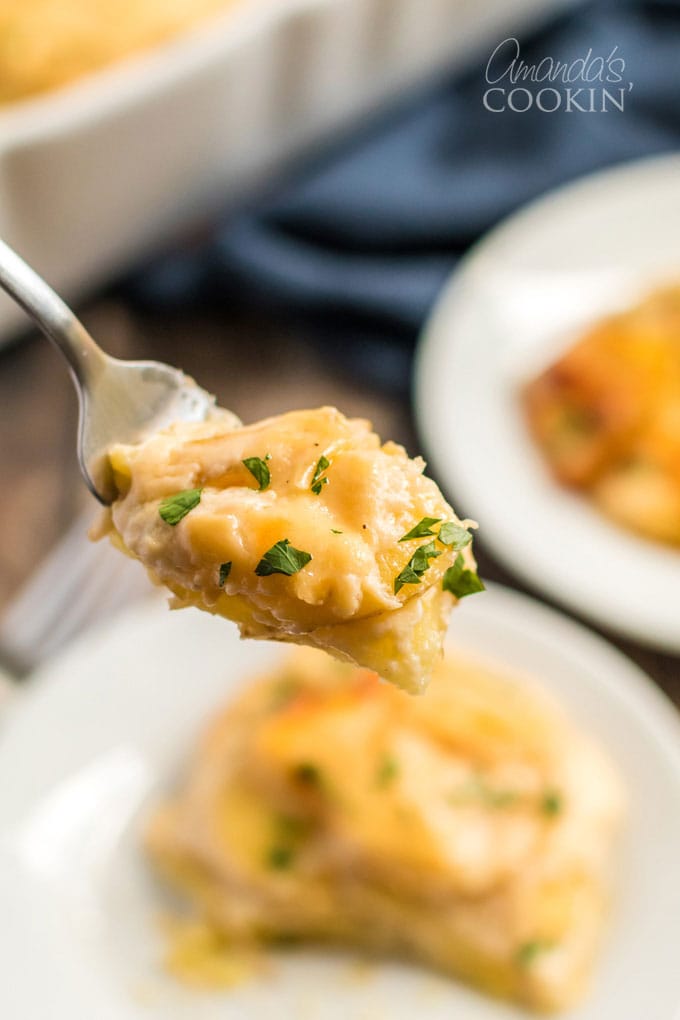 cucchiaio pieno di patate gratinate