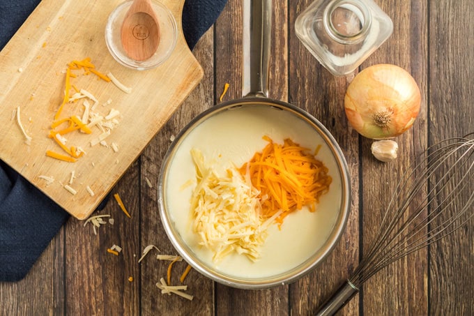formaggio grattugiato in una casseruola