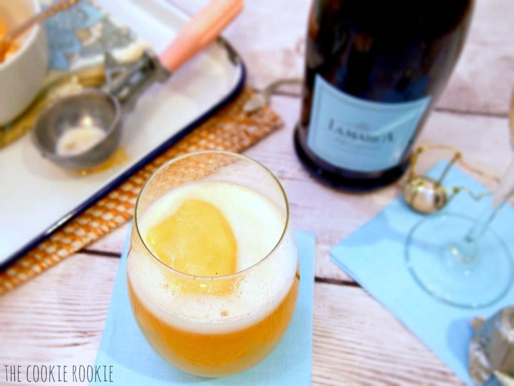Prosecco Fizz del marchio Peach. Sorbetto alla pesca con Prosecco! Delizioso e rinfrescante. {Il novizio dei cookie}