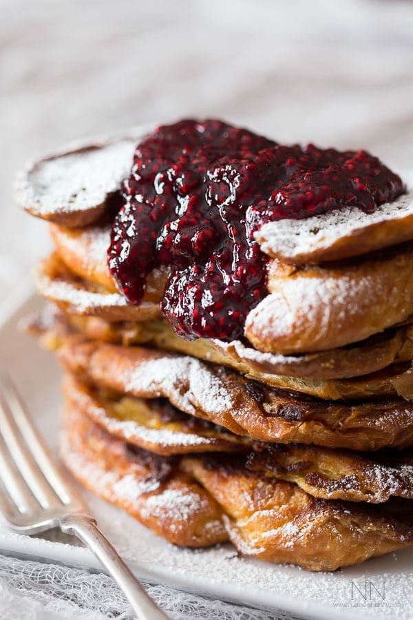Questo toast croissant francese e amaretto al lampone è la colazione romantica perfetta. Cornetti fritti in padella con salsa di lamponi fatta in casa. Cosa non poteva essere amato?