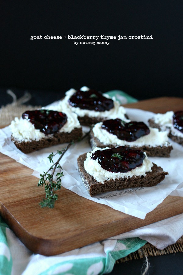 Questo crostini alla marmellata di more e formaggi di capra è l'antipasto perfetto per la festa. La marmellata è fatta in casa e cuoce in soli 20 minuti! Quanto è facile?