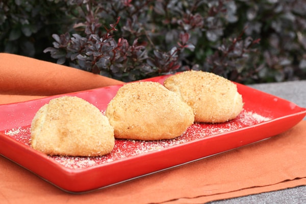 Incredibili sbuffi di pollo e broccoli su un piatto.