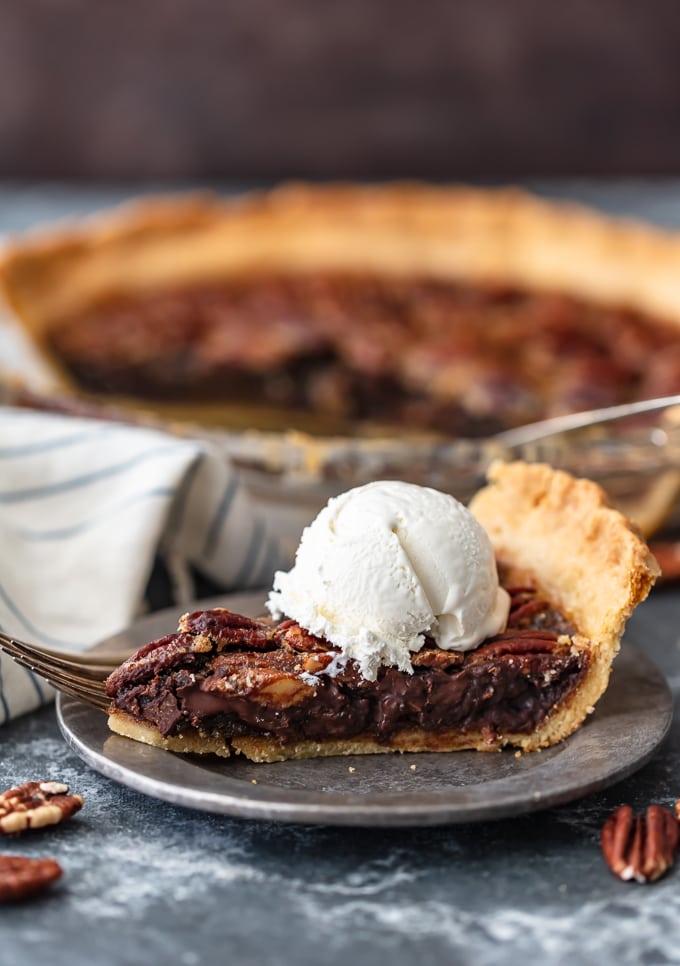 una fetta di crostata di noci pecan su un piatto