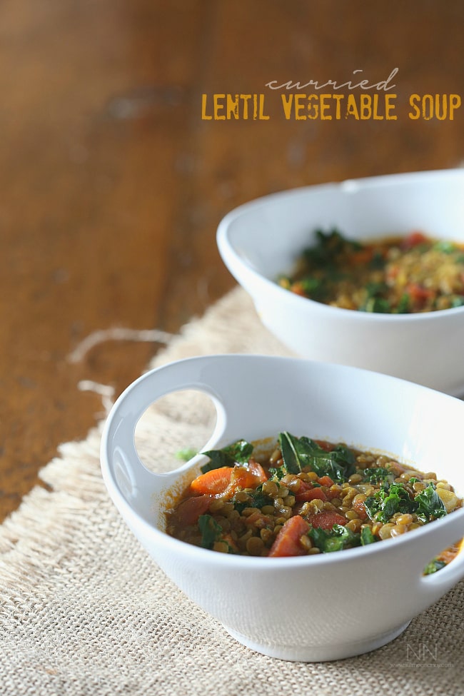 Questa zuppa di verdure al curry di lenticchie è piena di minuscole lenticchie verdi, ortaggi a radice freschi tritati, una manciata di cavolo e un pizzico di curry in polvere. Inoltre, è pronto in meno di un'ora!