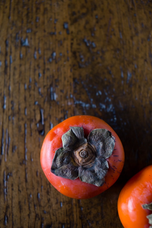 Questo cocktail di cachi vintage è una gustosa libagione invernale. Fatto con una passata dolce di cachi, segale e solo un tocco di seltzer. Così facile da fare e da bere!
