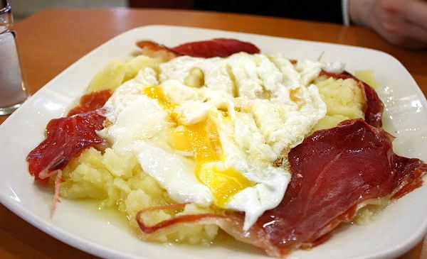 Uova rotte con patate: uova rotte sopra patate