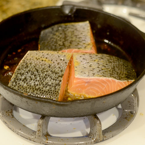 Salmone in padella Salmone in padella