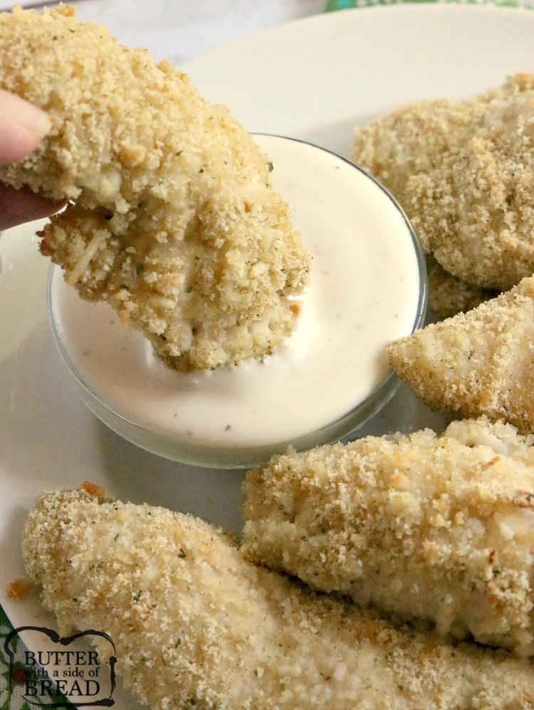 Le strisce di pollo al forno con parmigiano vengono facilmente preparate ricoprendo i filetti di pollo in una miscela di crostini tritati e parmigiano fresco. Questa ricetta di strisce di pollo al forno è semplice, deliziosa e una delle preferite dalla famiglia!