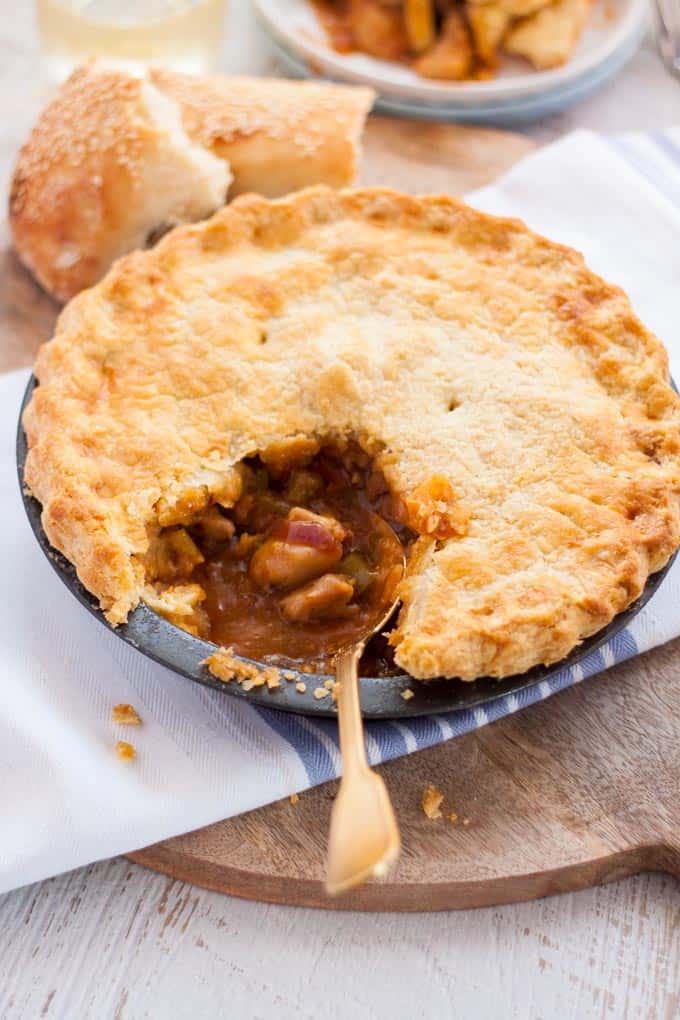 Torta Di Pollo All'Albicocca. Un classico pollo all'albicocca è stato reso ancora più confortante avvolgendolo in una crosta croccante e traballante.