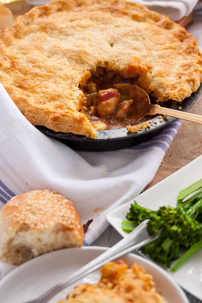 Torta Di Pollo All'Albicocca. Un classico pollo all'albicocca è stato reso ancora più confortante avvolgendolo in una crosta croccante e traballante.