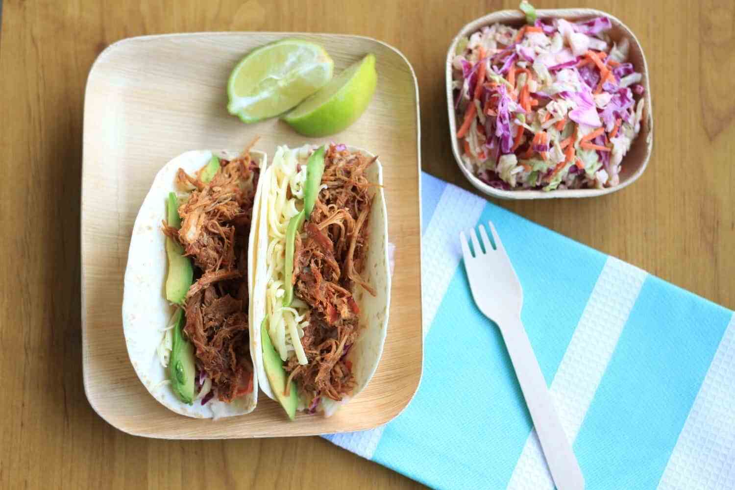 Tacos di maiale tirati da Sugar Salt Magic. Leggermente aromatizzato e cotto lentamente alla perfezione, questo maiale stirato è condito con una deliziosa salsa barbecue.
