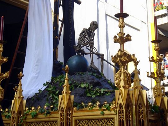 Galleggiante di Pasqua a Siviglia scheletro