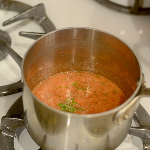 Erbe aggiunte alla passata di pomodoro Erbe aggiunte alla passata di pomodoro
