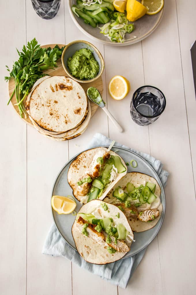 Questi tacos Easy Fish diventeranno i preferiti della famiglia. I tacos di pesce fritto conditi con un pesto di semi di zucca sono gustosi e pronti in meno di 30 minuti.