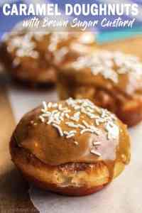 Queste soffici ciambelle al caramello sono riempite con una crema densa e dolce di zucchero di canna e condite con glassa al caramello.