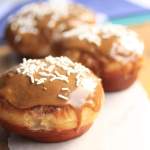 Ciambelle al caramello con crema di zucchero di canna da Sugar Salt Magic. Soffici ciambelle morbide con glassa al caramello dolce e ripieno di crema pasticcera