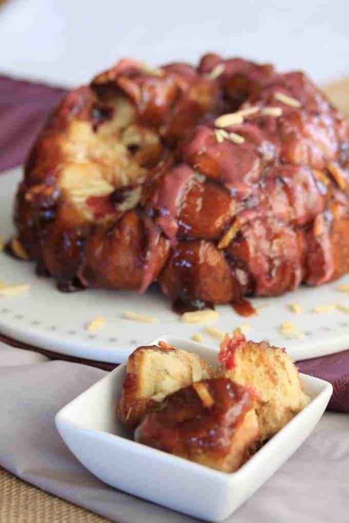 Blackberry Monkey Bread di Sugar Salt Magic