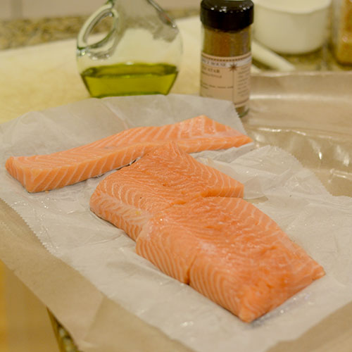 Salmone tagliato a filetti