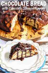 Il pane al cioccolato è un po 'come il cioccolato babka ma meglio. Pane morbido ripieno di cioccolato al cioccolato e streusel.
