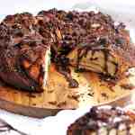 Il pane al cioccolato è un po 'come il cioccolato babka ma meglio. Pane morbido ripieno e ricoperto di cioccolato e cioccolato streusal.