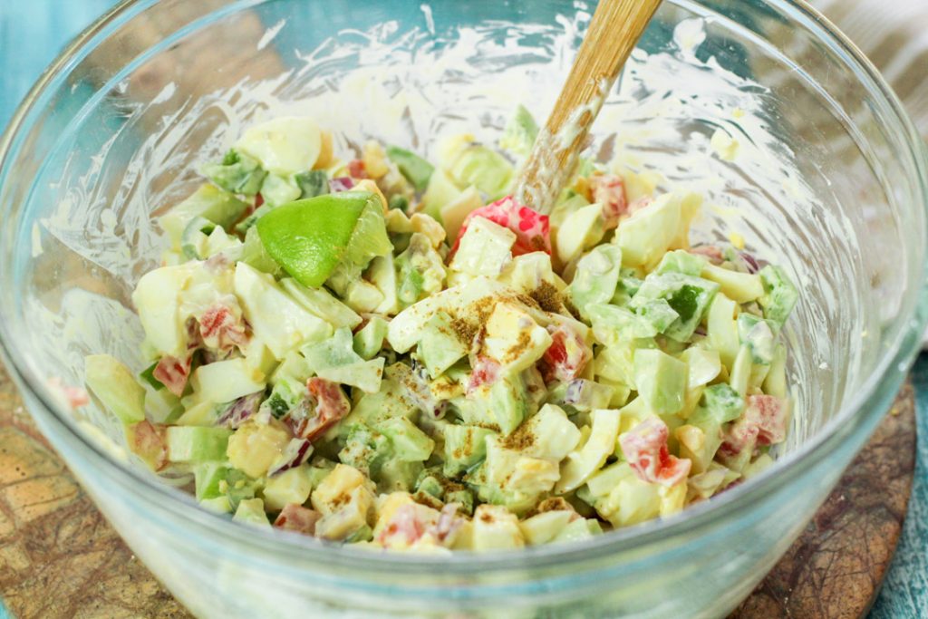 Insalata Di Uova Di Chayote In Una Ciotola Di Vetro