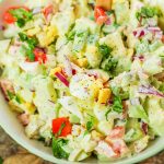 Insalata Di Uova Di Chayote In Una Ciotola Bianca