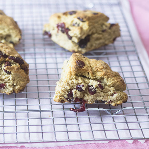 Scone vegan ai mirtilli rossi senza glutine Scone vegan ai mirtilli rossi senza glutine