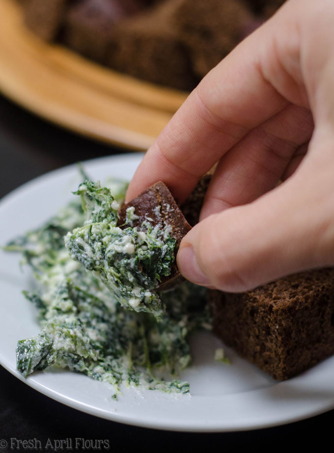 Salsa di spinaci: un semplice ripieno di crema di formaggio e spinaci. Servilo caldo o freddo!