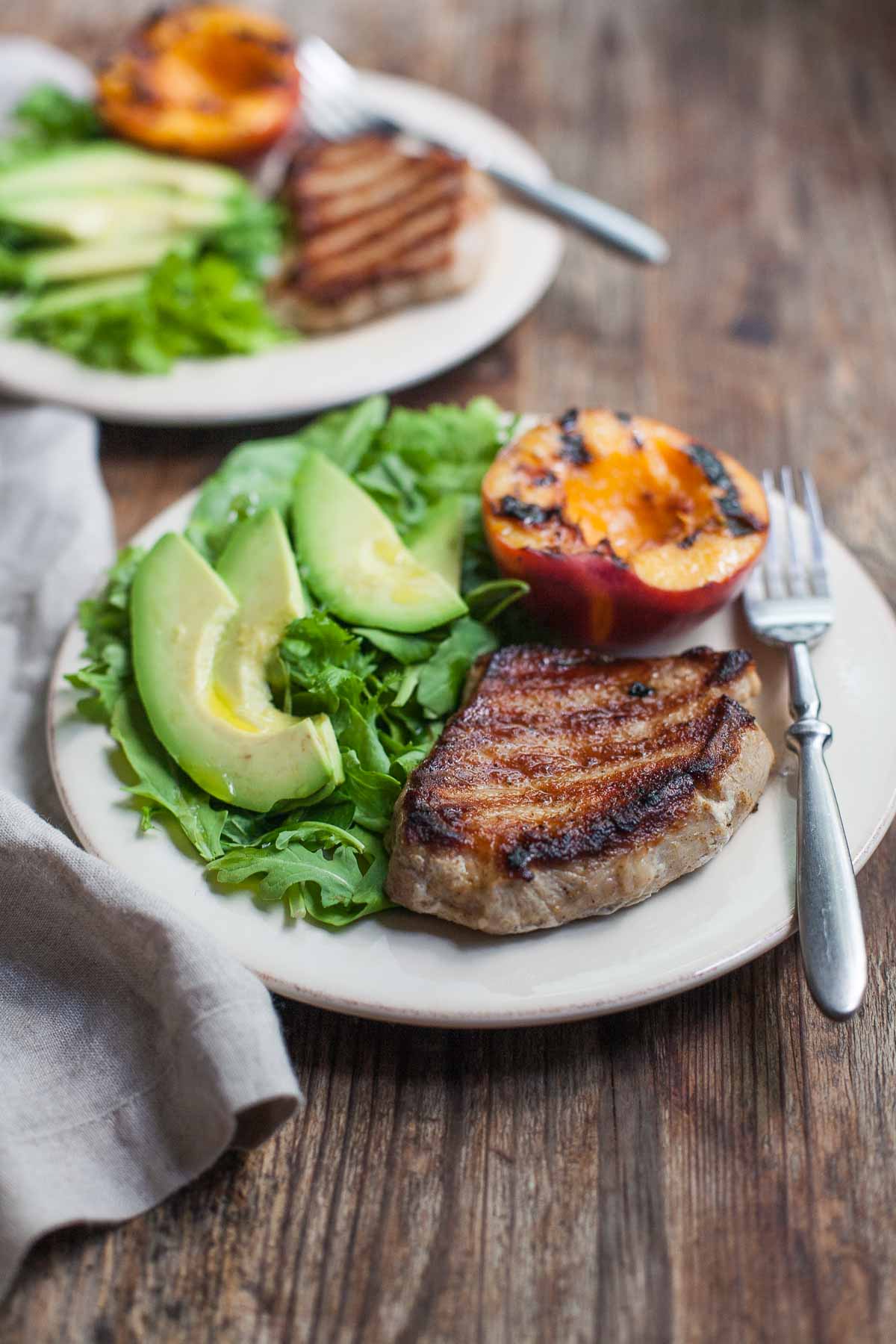 Braciole di maiale alla griglia e pesche # 30MinuteMondays | acalculatedwhisk.com