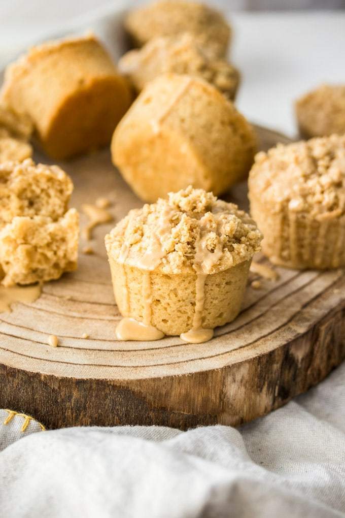 Cupcakes torta di caffè su una tavola con alcuni caduti