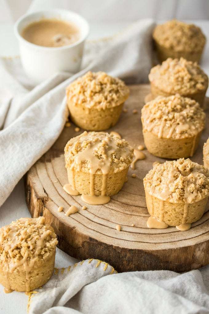7 muffin della torta del caffè su un bordo con una tazza di caffè nei precedenti