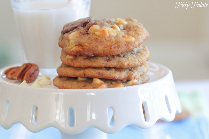Biscotti alla banana bianca con scaglie di cioccolato e cannella, toast e noci pecan 