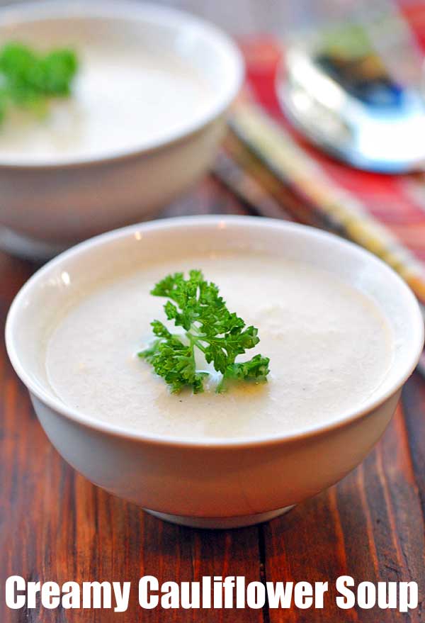 Zuppa di cavolfiore Keto in una ciotola bianca, guarnita con prezzemolo