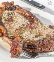 Ricetta semplice per bistecca fritta al burro all'aglio che tutti commentano! Prodotto in 15 minuti e facilmente la MIGLIORE ricetta per una bistecca cotta su una stufa MAI.