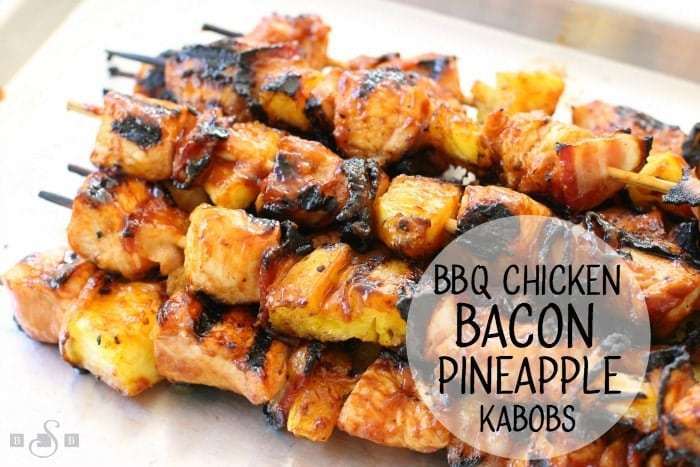 La ricetta Spiedini di pollo con pancetta e Bacon BBQ è una svolta incredibile in un classico. Pollo tenero alla griglia con ananas, pancetta e spalmare con la salsa barbecue preferita.