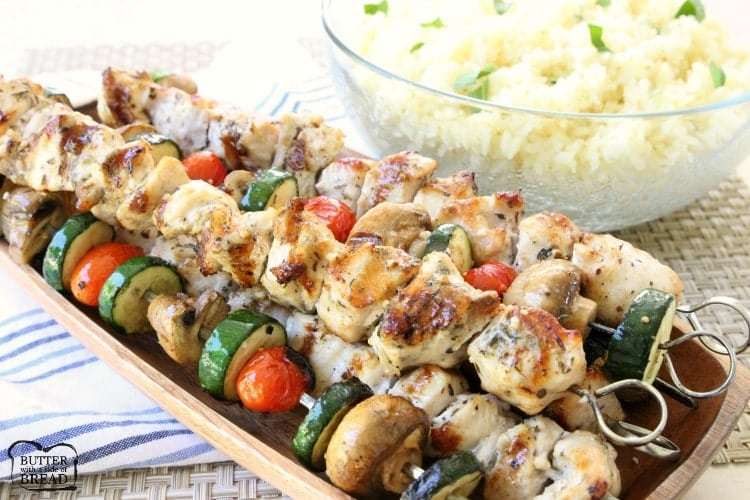 Souvlaki di pollo greco arrostito alla perfezione e servito con riso greco al limone. La migliore ricetta per spiedini di pollo greci! Cena perfetta nei giorni feriali per chi ama i sapori freschi e luminosi del cibo greco.