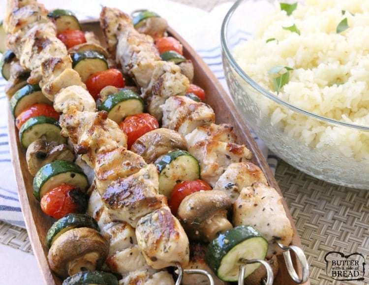 Ricetta semplice per il pollo greco Souvlaki grigliato e servito con riso greco al limone. Cena perfetta nei giorni feriali per chi ama i sapori freschi e luminosi del cibo greco.