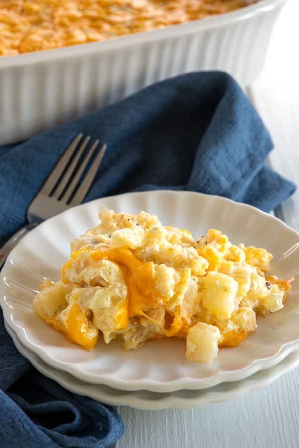 Piccolo piatto bianco con una porzione di casseruola di patate hashbrown con formaggio