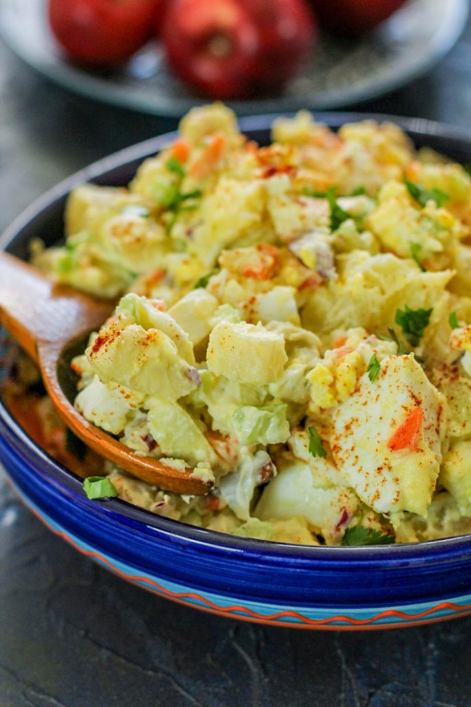 Insalata di patate con un cucchiaio di legno