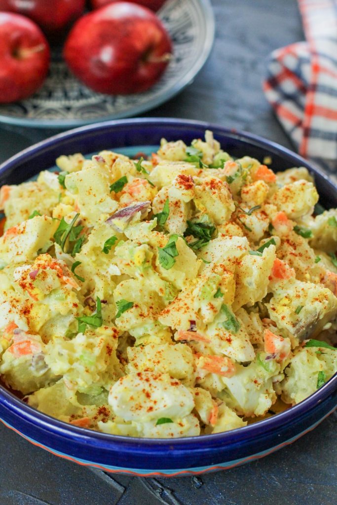 Insalata di patate con mele in background