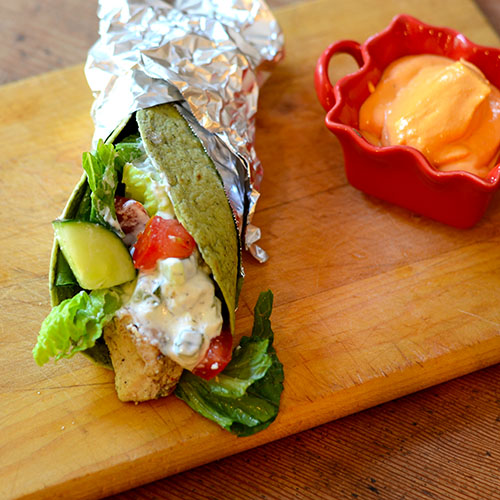 Impacco di pollo greco Greco, sandwich, involucro, pollo, yogurt, senza grassi, salsa, verdure