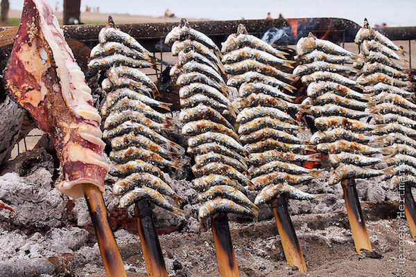 Uno dei migliori consigli su come mangiare come un locale a Malaga è provare questi spiedini di pesce sulla spiaggia!