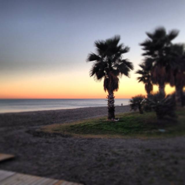 I bellissimi tramonti sulla spiaggia sono un altro motivo per visitare Malaga in inverno.