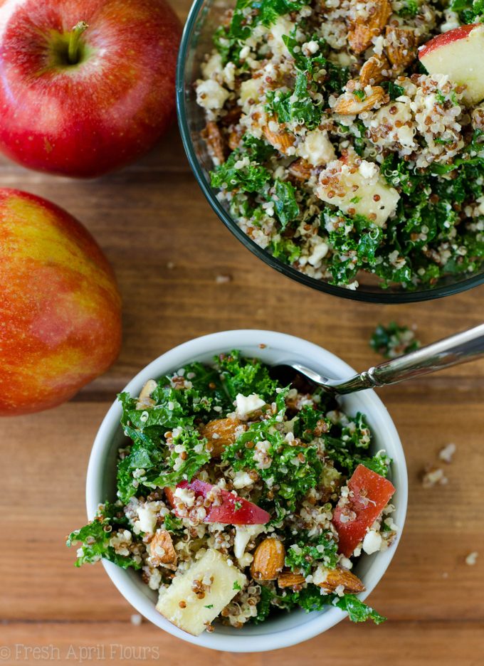 Insalata di mele, quinoa e mandorle: un accompagnamento semplice, senza cottura, ricco di sapore, fibre e proteine.