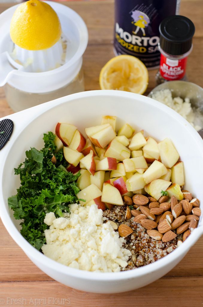 Insalata di mele, quinoa e mandorle: un accompagnamento semplice, senza cottura, ricco di sapore, fibre e proteine.