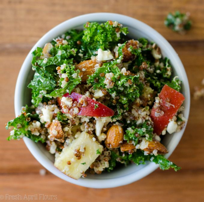 Insalata di mele, quinoa e mandorle: un accompagnamento semplice, senza cottura, ricco di sapore, fibre e proteine.
