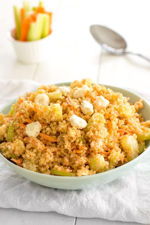 Insalata di quinoa di pollo di bufala con salsa di formaggio blu, sedano, carote e salsa piccante cremosa