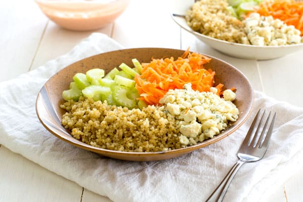 Ciotola di pollo e quinoa di bufala con salsa di formaggio blu, sedano, cipolla e crema